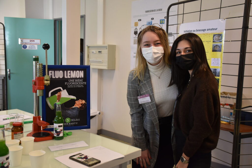 Présentation de la bière Fluo Lemon durant la JPO 2022